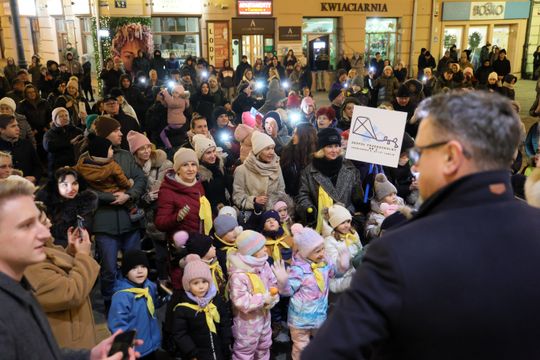 Święta tuż tuż. Choinka przed ratuszem już świeci.