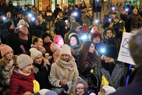 Święta tuż tuż. Choinka przed ratuszem już świeci.