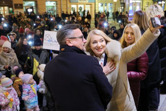 Święta tuż tuż. Choinka przed ratuszem już świeci.