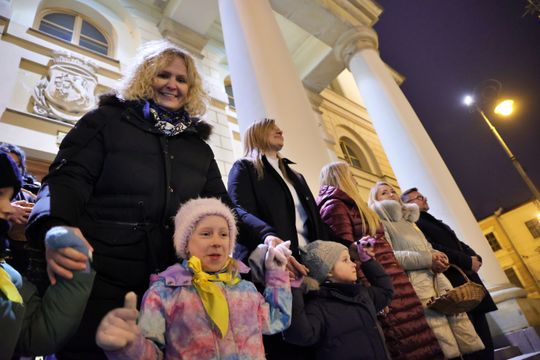 Święta tuż tuż. Choinka przed ratuszem już świeci.