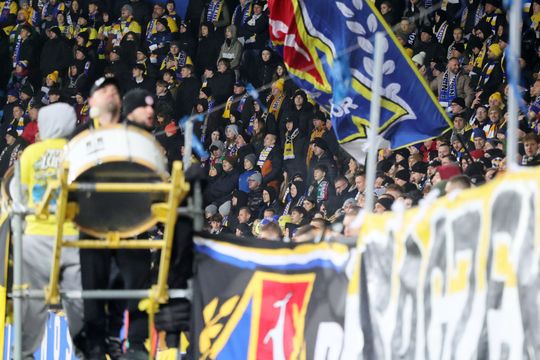 Pełny stadion na meczu Motoru z Legią.