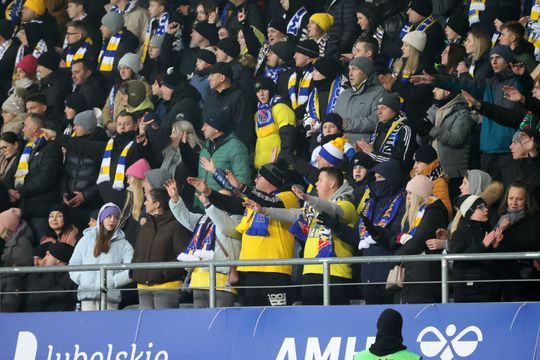 Pełny stadion na meczu Motoru z Legią.