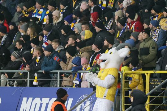 Pełny stadion na meczu Motoru z Legią.