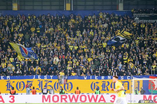Pełny stadion na meczu Motoru z Legią.