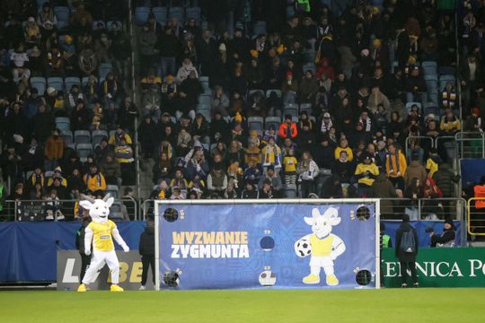 Pełny stadion na meczu Motoru z Legią.