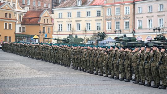 Uroczyste zaprzysiężenie żołnierzy 18. Dywizji Zmechanizowanej na Placu Zamkowym w Lublinie Uroczyste zaprzysiężenie żołnierzy 18. Dywizji Zmechanizowanej na Placu Zamkowym w Lublinie