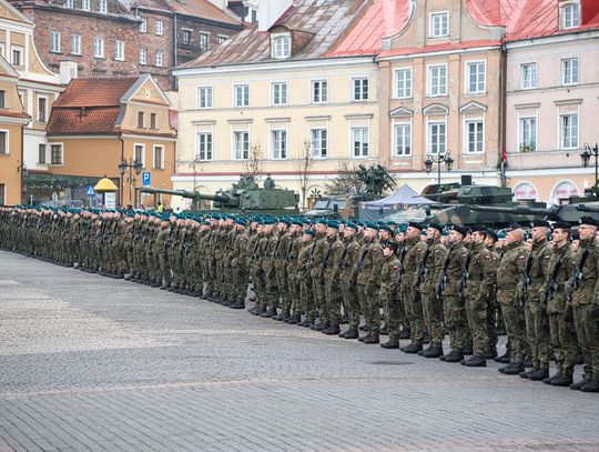 Uroczyste zaprzysiężenie żołnierzy 18. Dywizji Zmechanizowanej na Placu Zamkowym w Lublinie Uroczyste zaprzysiężenie żołnierzy 18. Dywizji Zmechanizowanej na Placu Zamkowym w Lublinie
