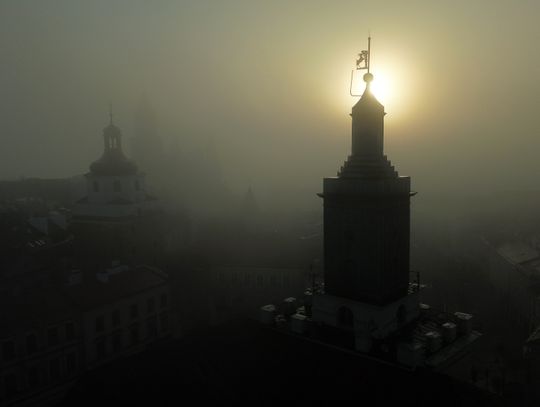 Miasto w porannej mgle. Miasto w porannej mgle.