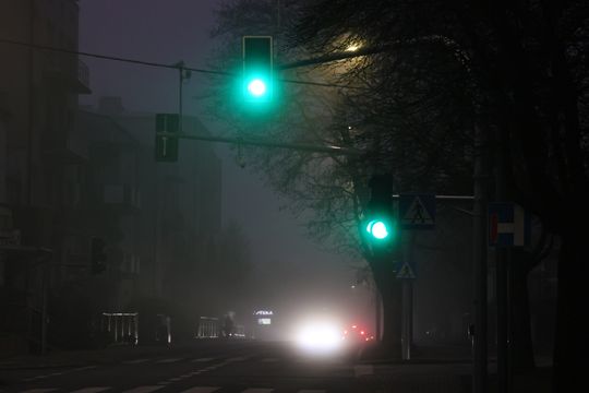 Miasto w porannej mgle. 