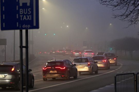 Miasto w porannej mgle. 