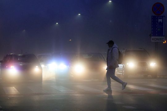 Miasto w porannej mgle. 