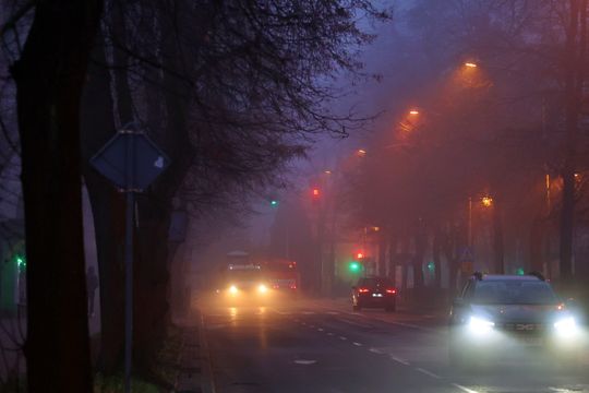 Miasto w porannej mgle. 