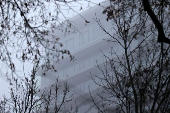 Miasto w porannej mgle. 