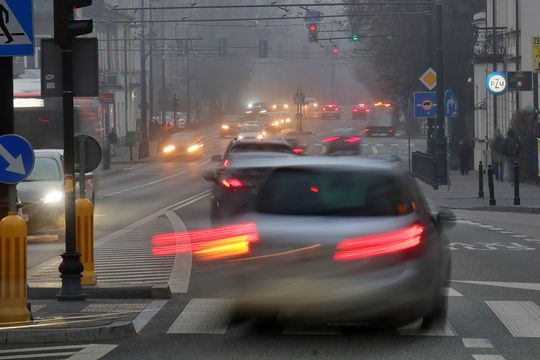 Miasto w porannej mgle. 