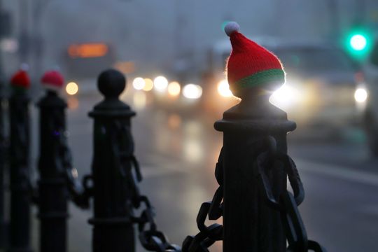 Miasto w porannej mgle. 