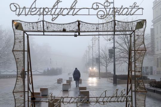 Miasto w porannej mgle. 