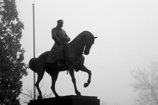 Miasto w porannej mgle. 