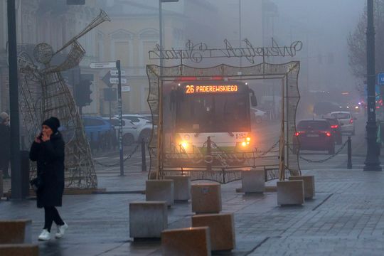 Miasto w porannej mgle. 