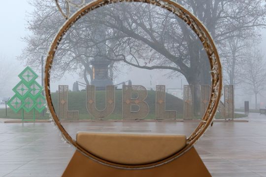 Miasto w porannej mgle. 