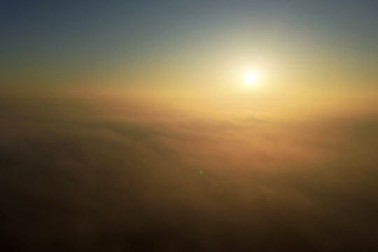 Miasto w porannej mgle. 