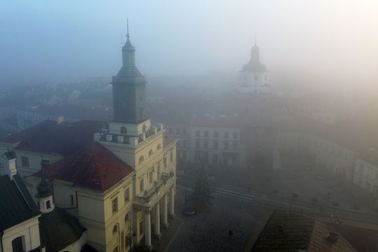 Miasto w porannej mgle. 