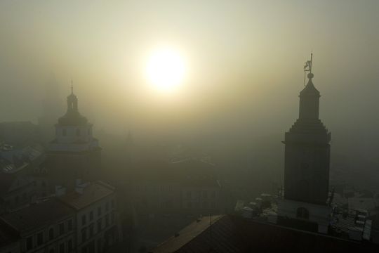 Miasto w porannej mgle. 