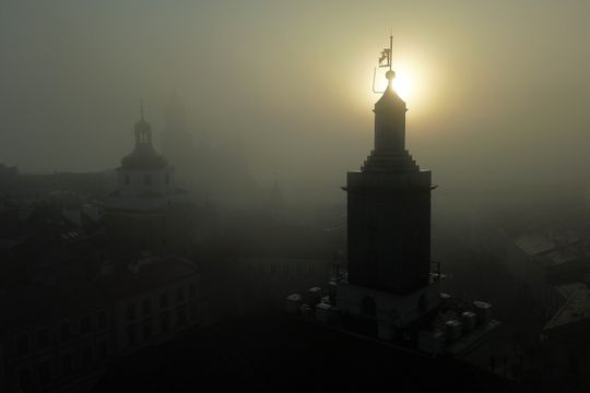 Miasto w porannej mgle. 