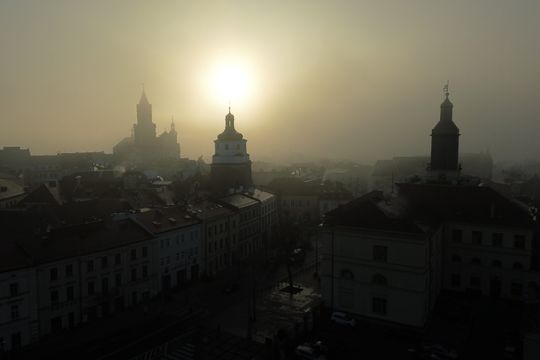 Miasto w porannej mgle. 