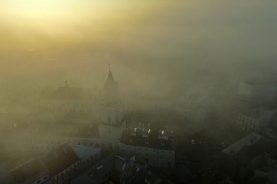 Miasto w porannej mgle. 