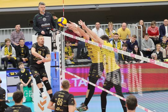 Luk Bogdanka pewnie pokonuje Projekt Warszawa.