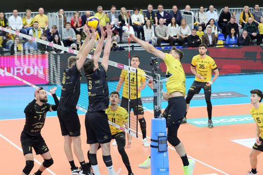 Luk Bogdanka pewnie pokonuje Projekt Warszawa.