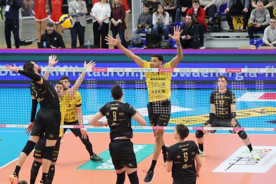 Luk Bogdanka pewnie pokonuje Projekt Warszawa.