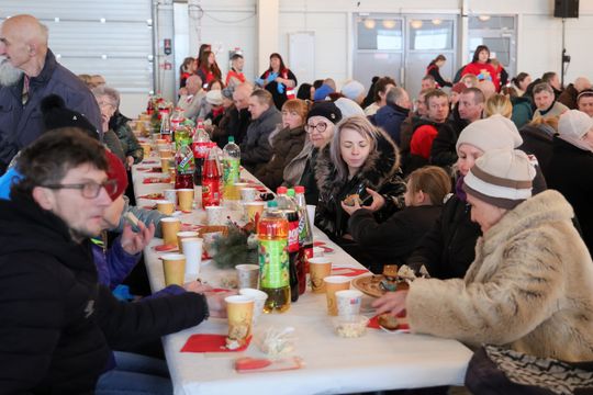Wigilia dla ubogich i bezdomnych w hali Targów Lublin.