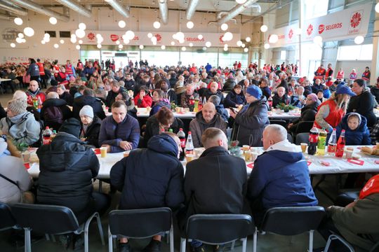 Wigilia dla ubogich i bezdomnych w hali Targów Lublin.