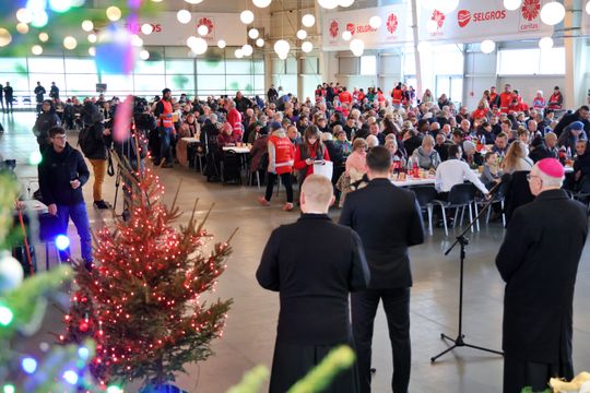 Wigilia dla ubogich i bezdomnych w hali Targów Lublin.
