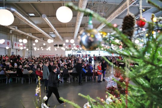 Wigilia dla ubogich i bezdomnych w hali Targów Lublin.