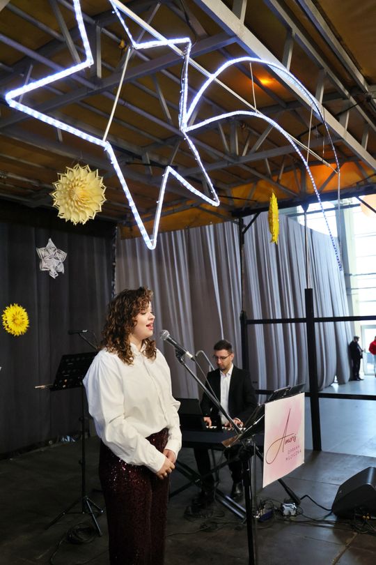 Wigilia dla ubogich i bezdomnych w hali Targów Lublin.