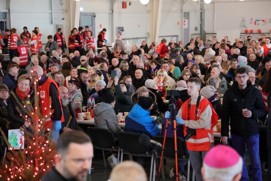 Wigilia dla ubogich i bezdomnych w hali Targów Lublin.