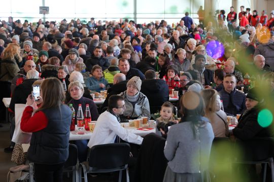 Wigilia dla ubogich i bezdomnych w hali Targów Lublin.