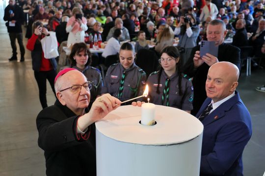 Wigilia dla ubogich i bezdomnych w hali Targów Lublin.
