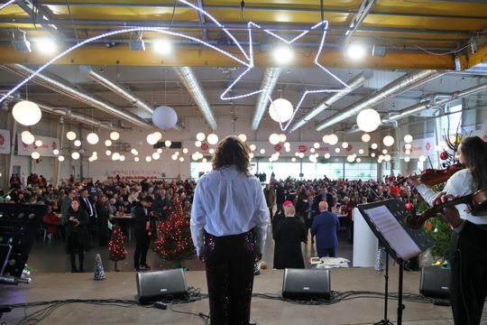 Wigilia dla ubogich i bezdomnych w hali Targów Lublin.