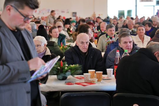 Wigilia dla ubogich i bezdomnych w hali Targów Lublin.