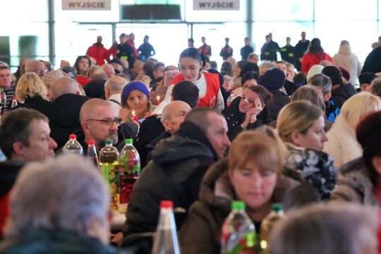 Wigilia dla ubogich i bezdomnych w hali Targów Lublin.