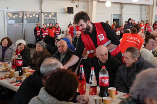 Wigilia dla ubogich i bezdomnych w hali Targów Lublin.