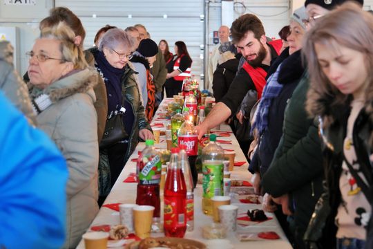 Wigilia dla ubogich i bezdomnych w hali Targów Lublin.