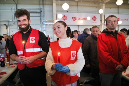Wigilia dla ubogich i bezdomnych w hali Targów Lublin.