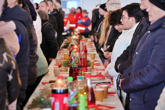 Wigilia dla ubogich i bezdomnych w hali Targów Lublin.