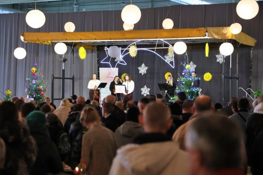 Wigilia dla ubogich i bezdomnych w hali Targów Lublin.