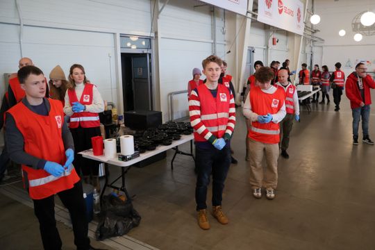 Wigilia dla ubogich i bezdomnych w hali Targów Lublin.