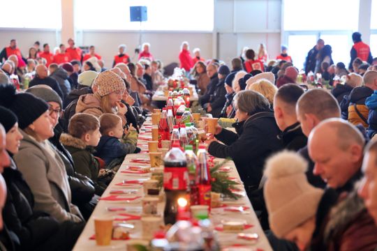 Wigilia dla ubogich i bezdomnych w hali Targów Lublin.